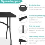 Tafel in gebruik naast luxe tent